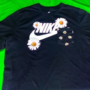 Nike Daisy T-shirt with pocket